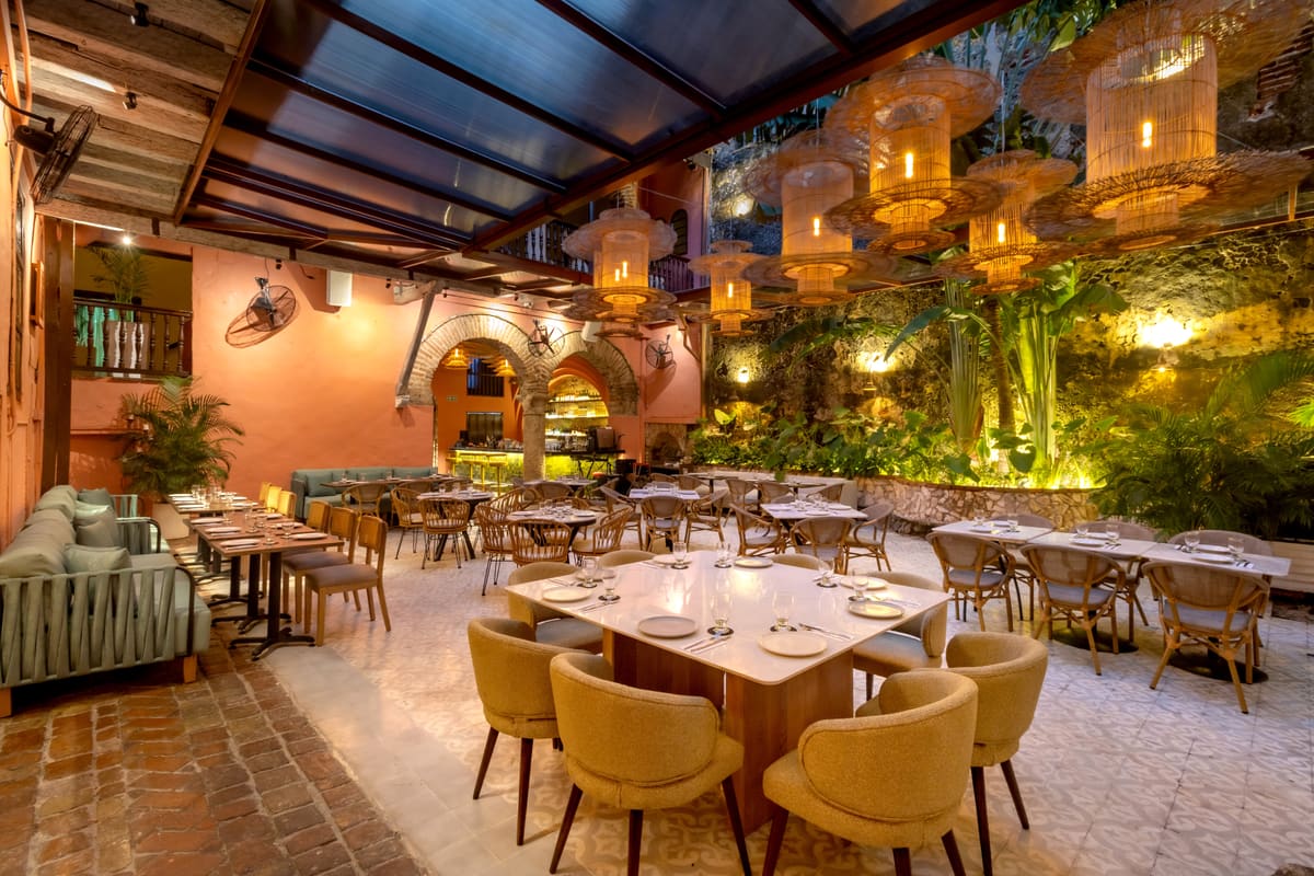 Restaurante patio central con lámparas artesanales