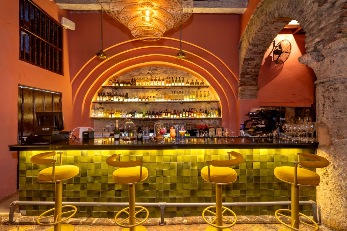 Bar con arcos coloniales y coctelería