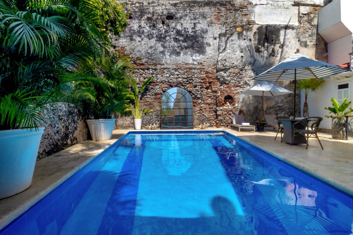 Piscina de día con muros coloniales