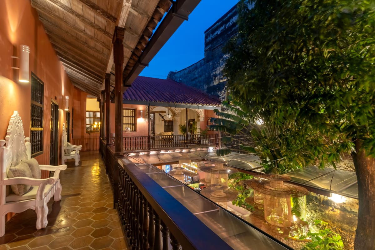 Patio interior al atardecer
