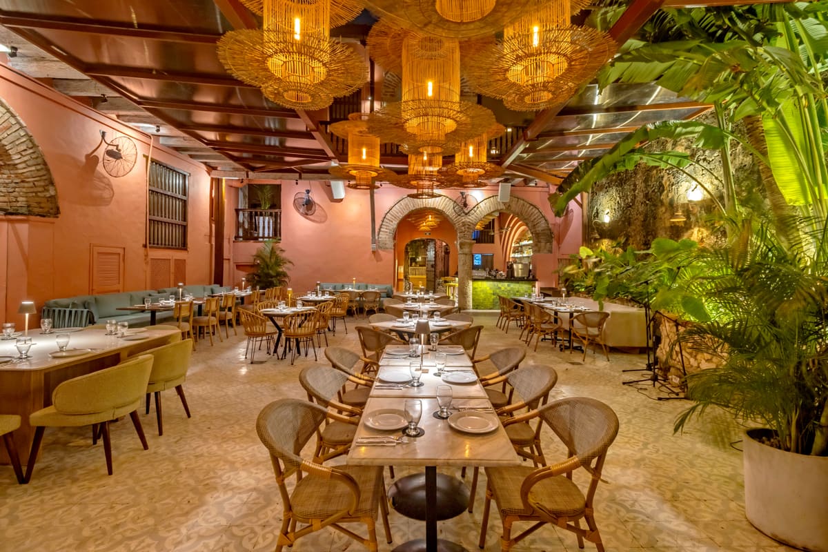 Restaurante de noche con lámparas artesanales