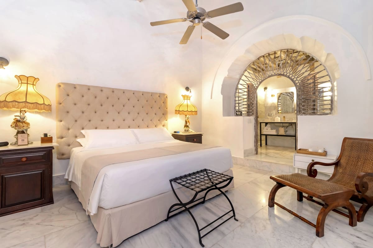 Suite colonial con arco y cabecero capitoné