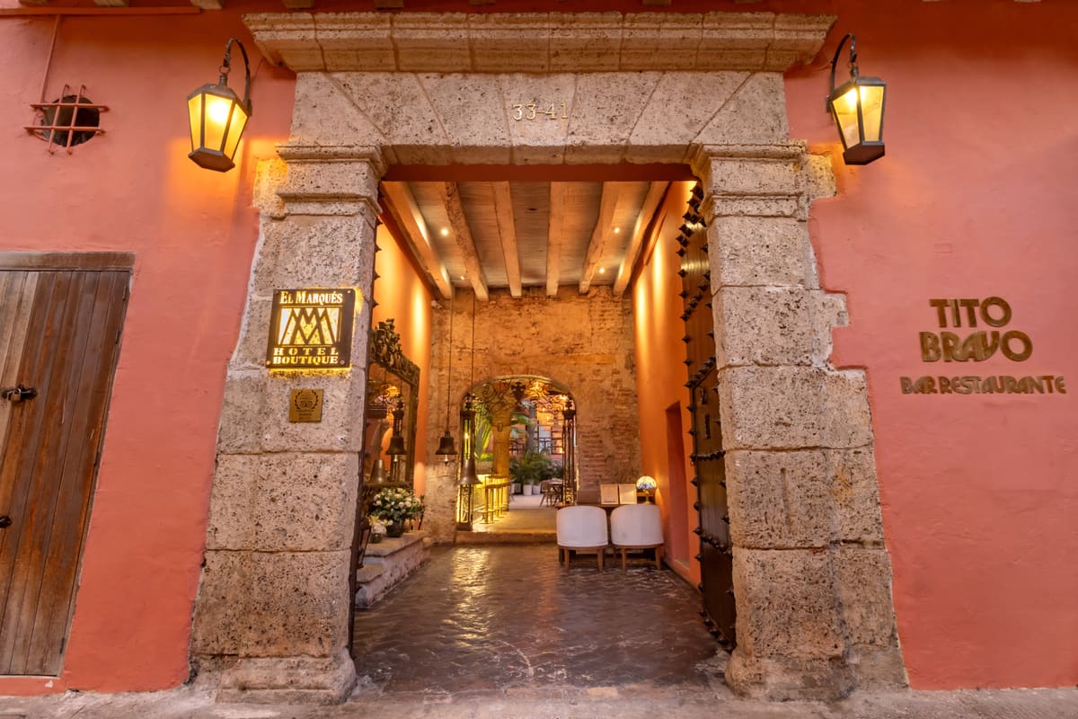 Fachada El Marqués Hotel Boutique de noche